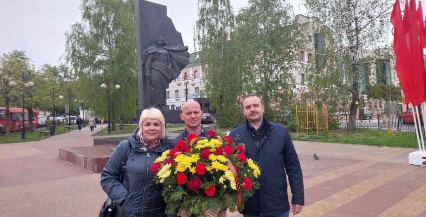 Сотрудники ГБУЗ КО «ОКТБ» возложили цветы к памятнику медсестрам